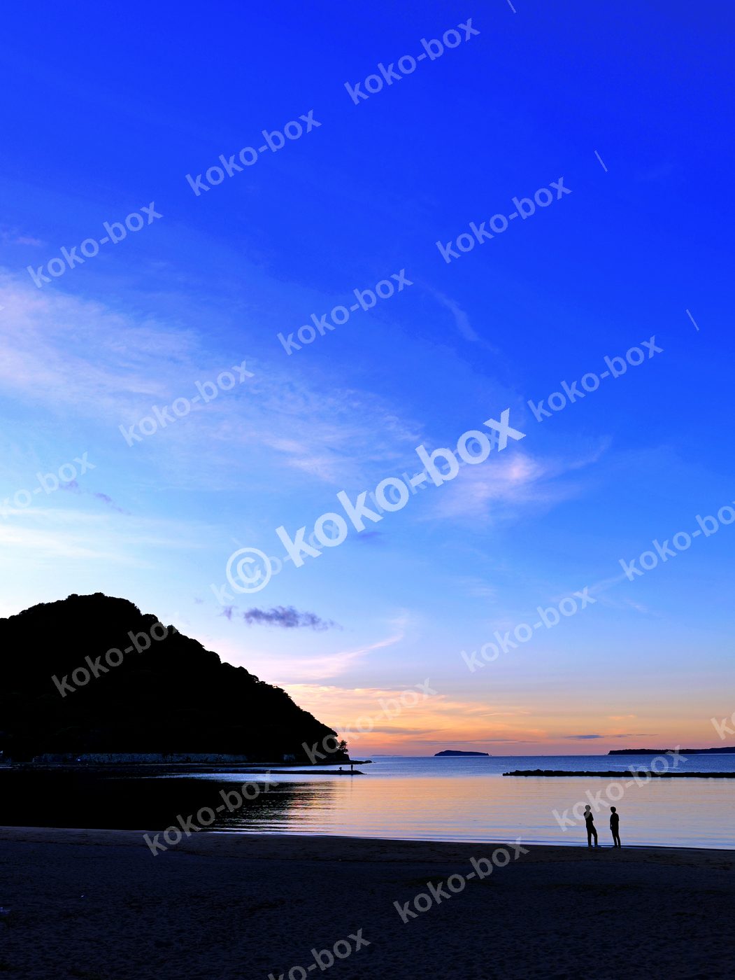夕暮れの静寂な海辺 シルエット 縦位置 写真素材