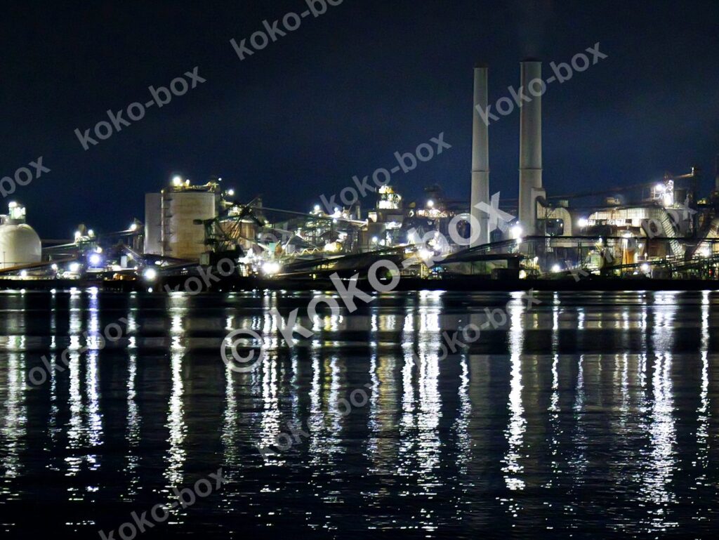 幻想的な工場夜景と水面反射 横位置 写真素材