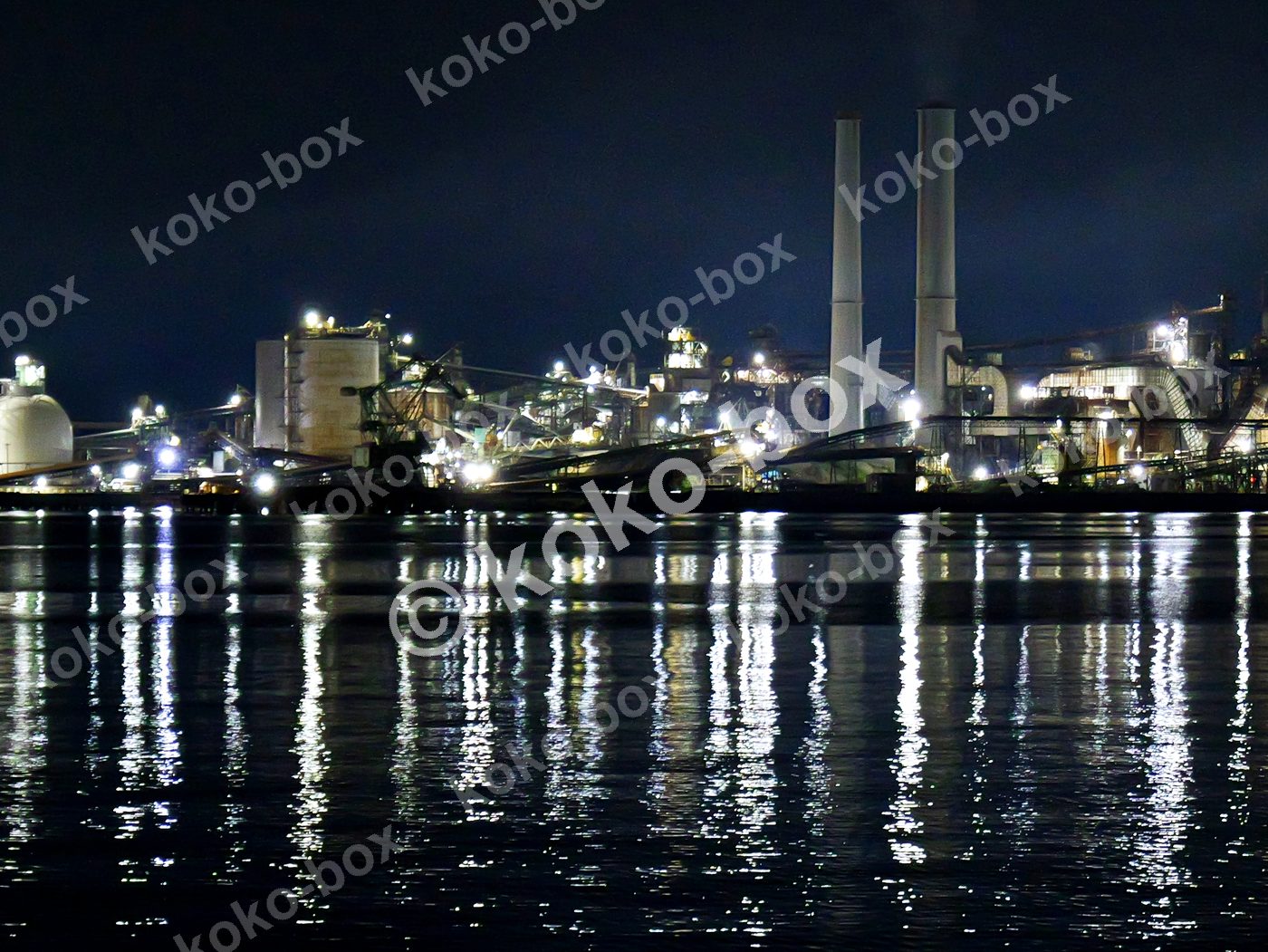 幻想的な工場夜景と水面反射 横位置 写真素材