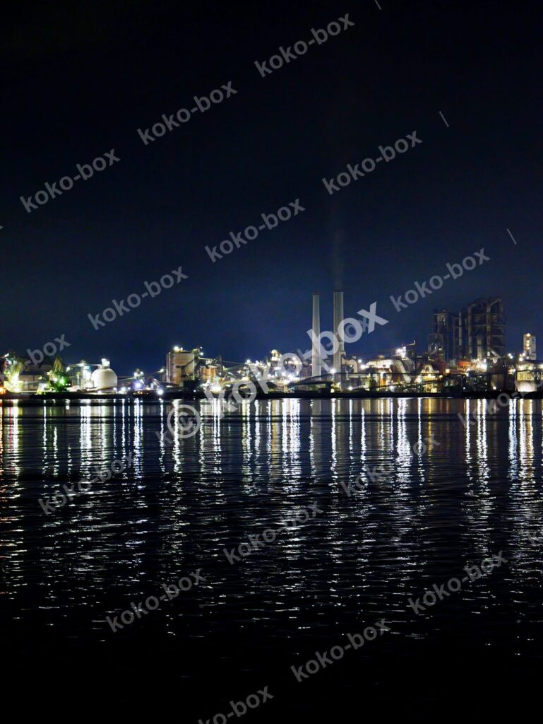 幻想的なベイエリアの工場夜景 縦位置写真素材