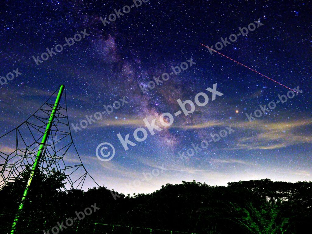 天の川と公園遊具の幻想的な夜景 横位置 写真素材