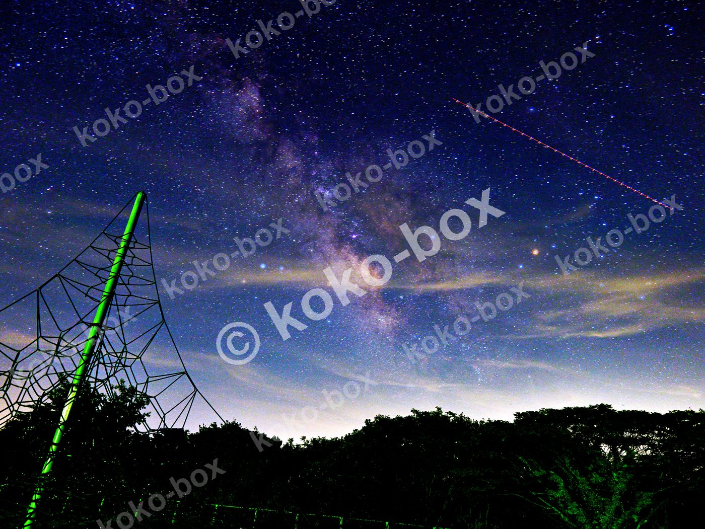 天の川と公園遊具の幻想的な夜景 横位置 写真素材