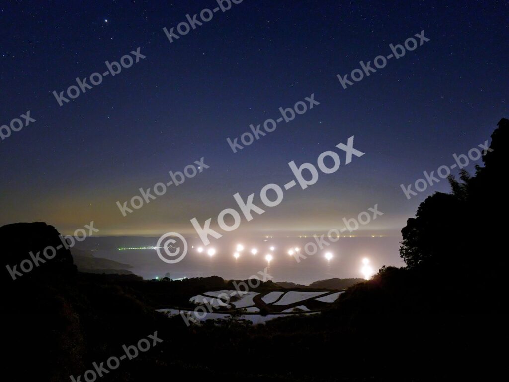 幻想的な漁火と星空の棚田 横位置 写真素材