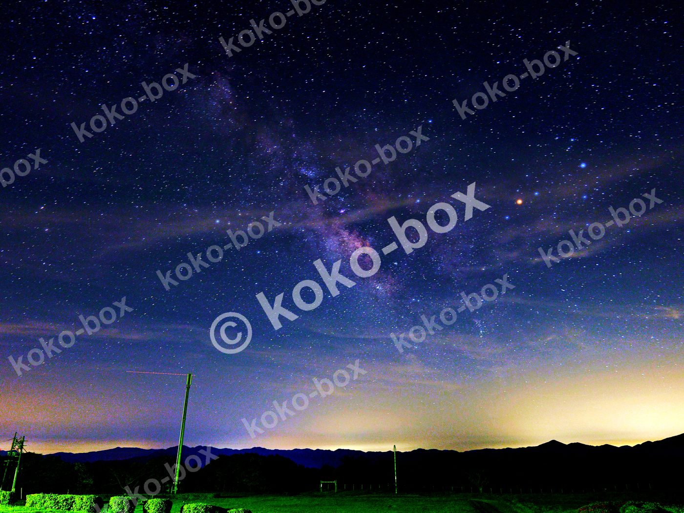 田園と星空 天の川輝く夜景 横位置 写真素材