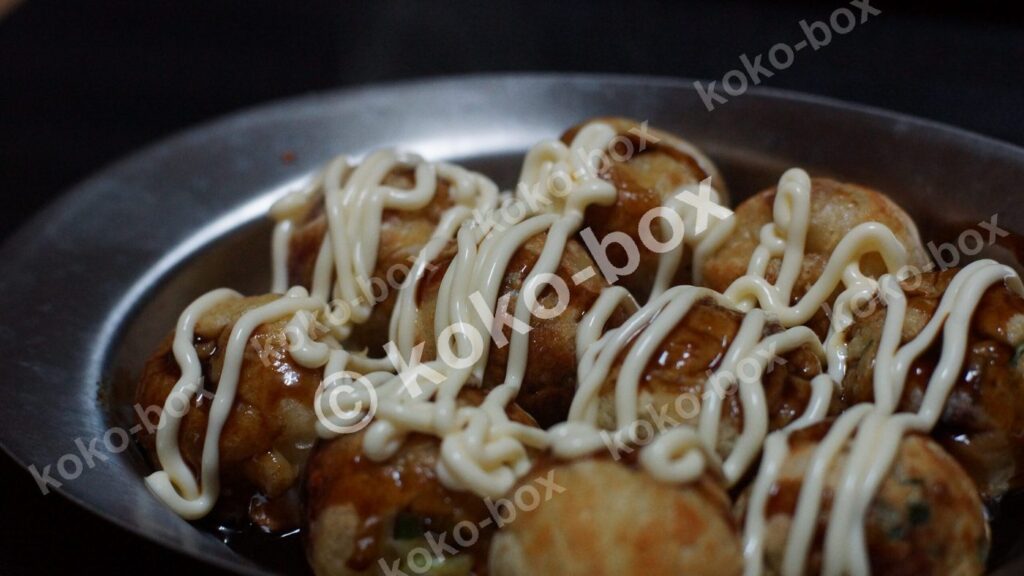 銀の皿に乗った美味しいたこ焼きの写真素材