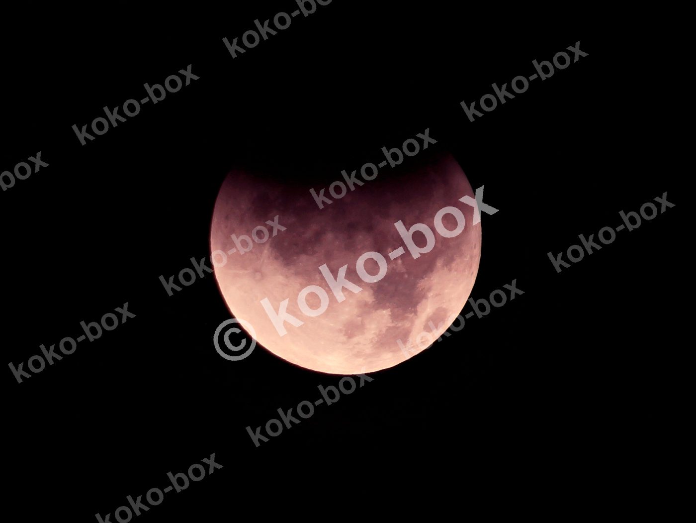 皆既月食が進む赤い月 幻想的な天体 横位置写真素材