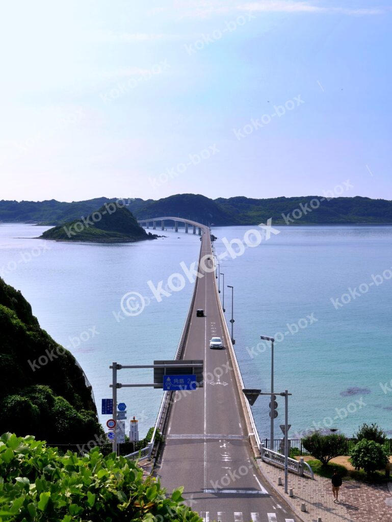 角島大橋とコバルトブルーの海の縦位置写真