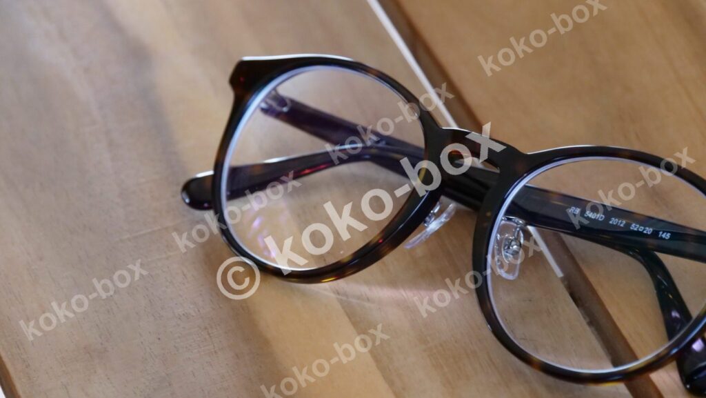 おしゃれなデミ柄ボストン型眼鏡のアップ 横位置 写真素材