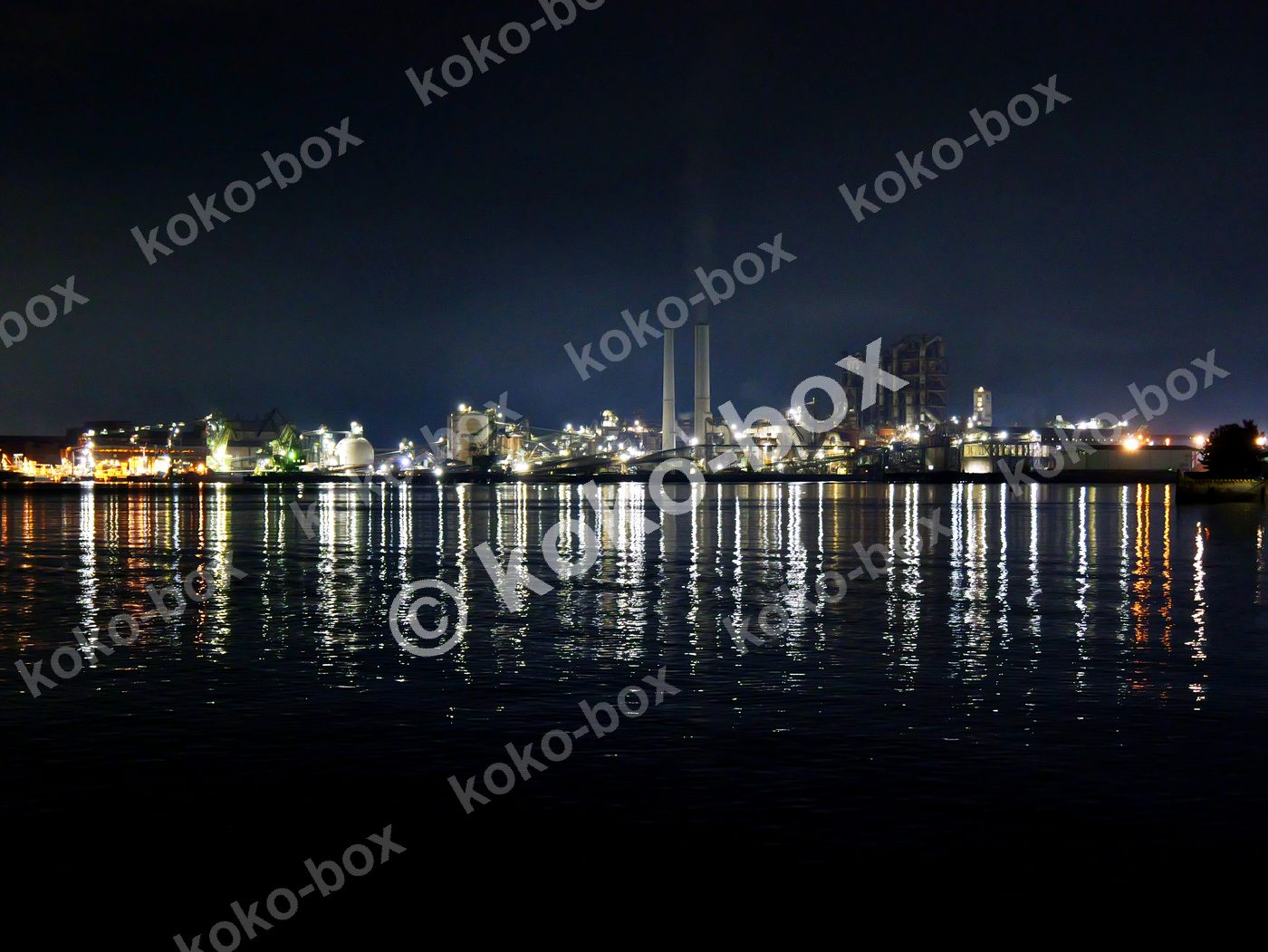 幻想的な工場夜景と水面反射 横位置写真素材
