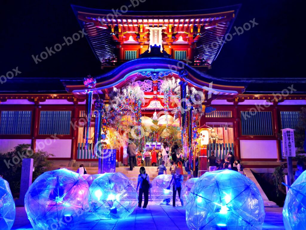 ライトアップされた神社の七夕祭りと光のオブジェ 横位置写真素材