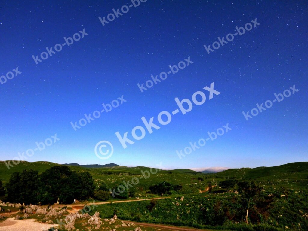 満天の星が輝くカルスト台地夜景 横位置写真素材