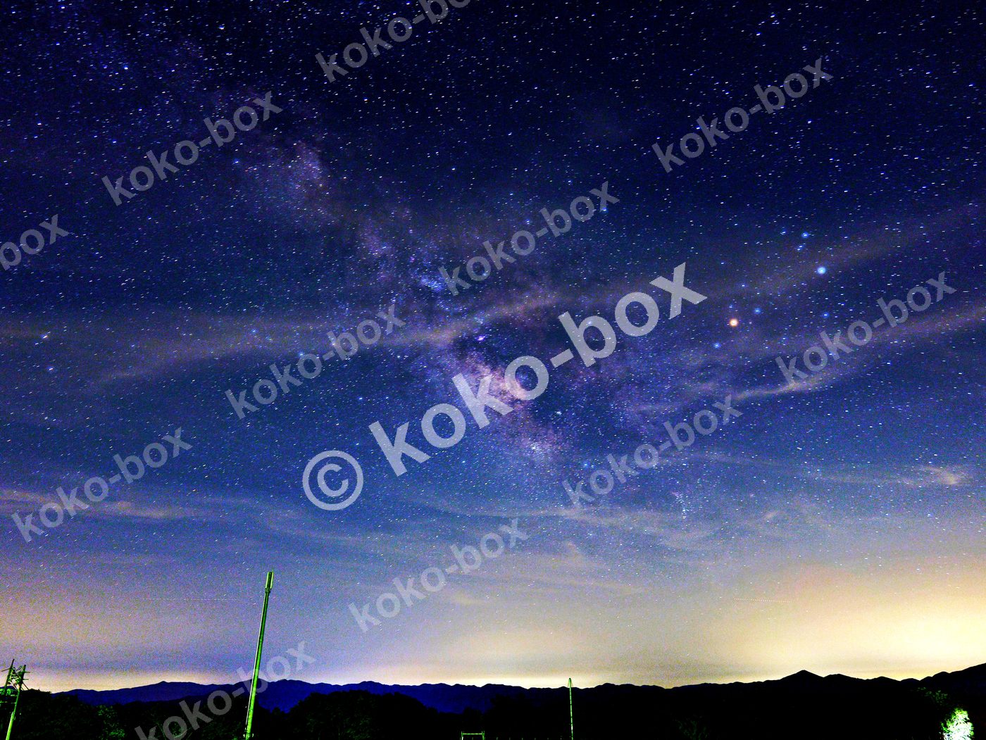 幻想的な天の川と山並み 横位置 写真素材