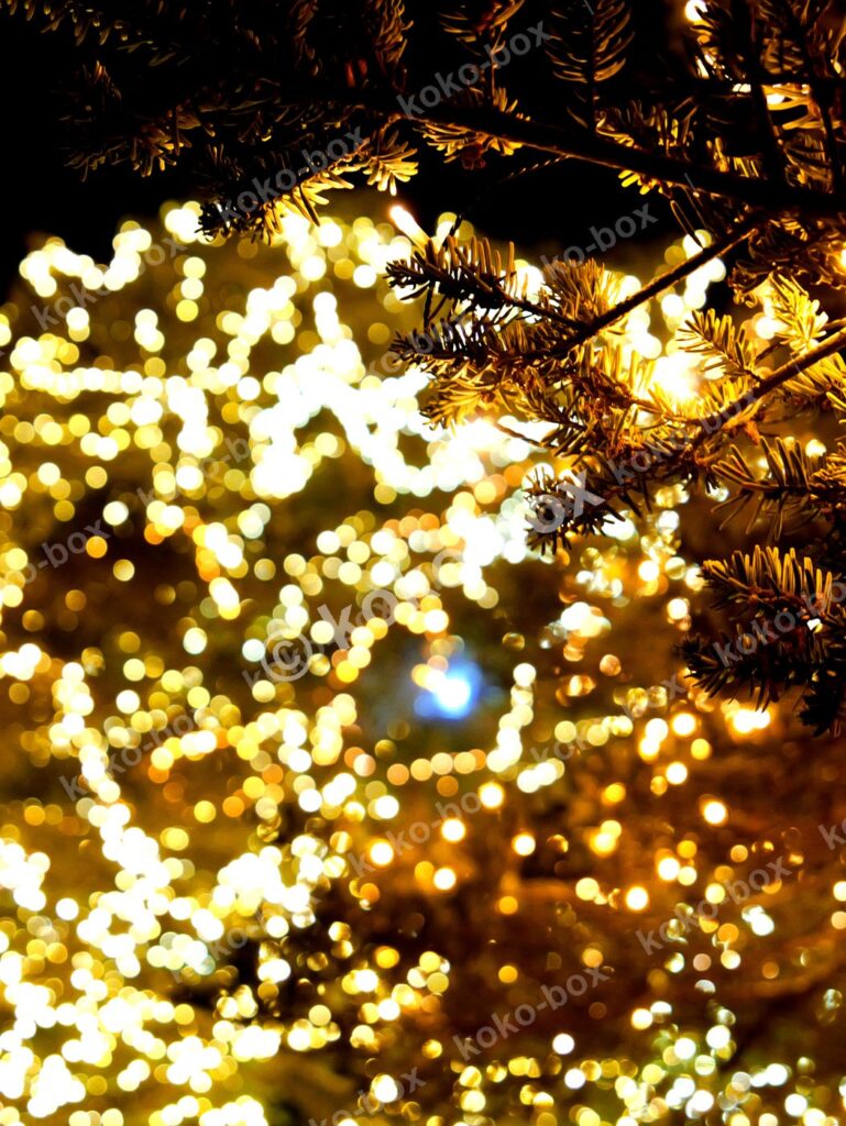 幻想的なクリスマスイルミネーション 縦位置写真素材