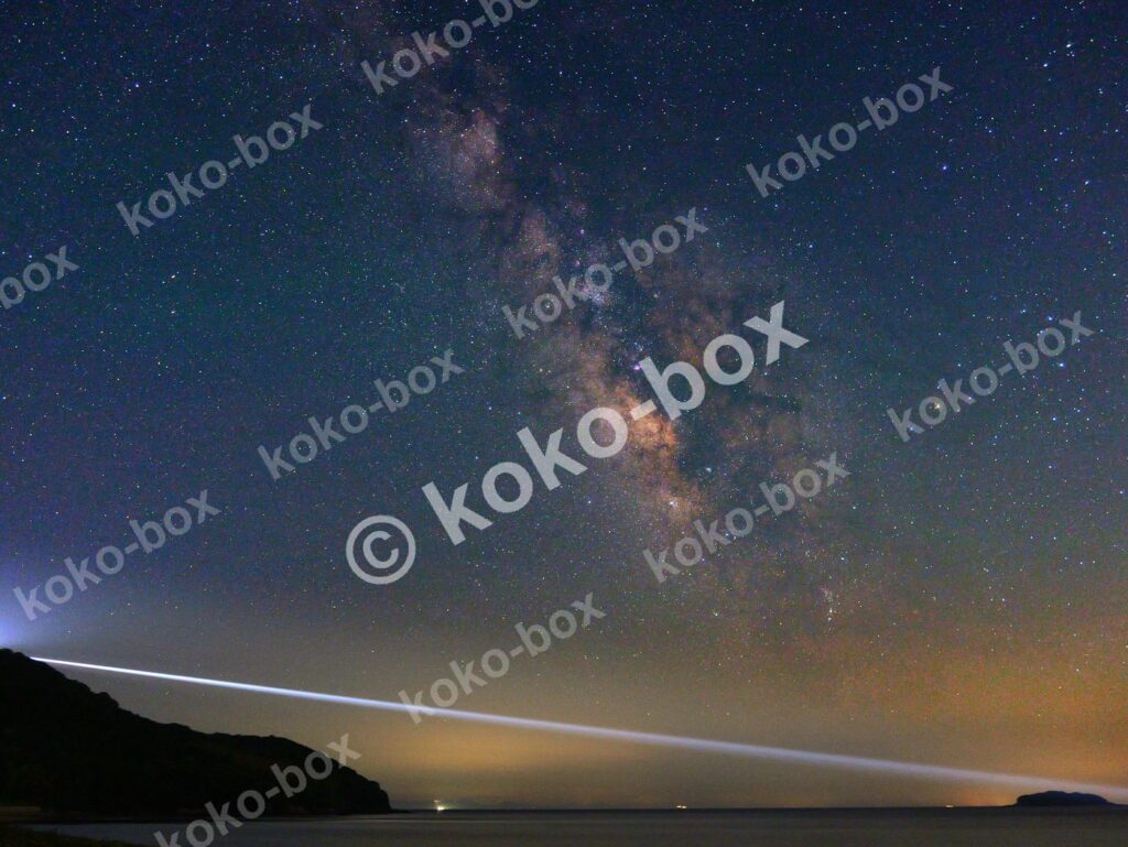 海辺を照らす天の川と光跡の幻想的な夜 横位置写真素材