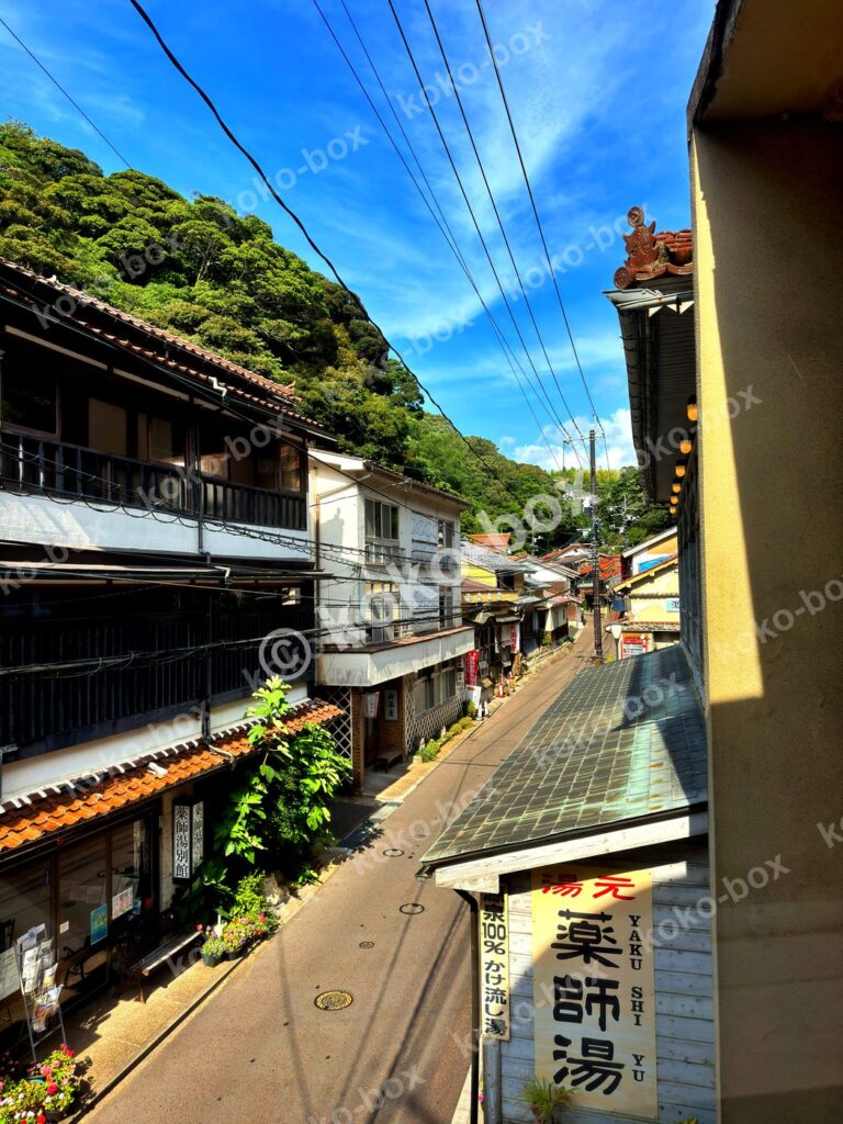 石見銀山温泉街のレトロな街並み 縦位置