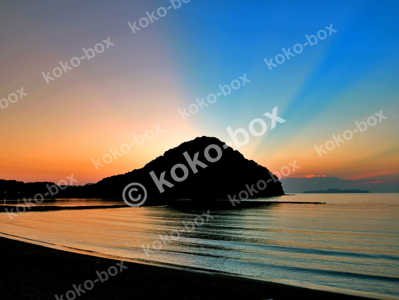 朝焼けの海に浮かぶ島のシルエット 横位置写真