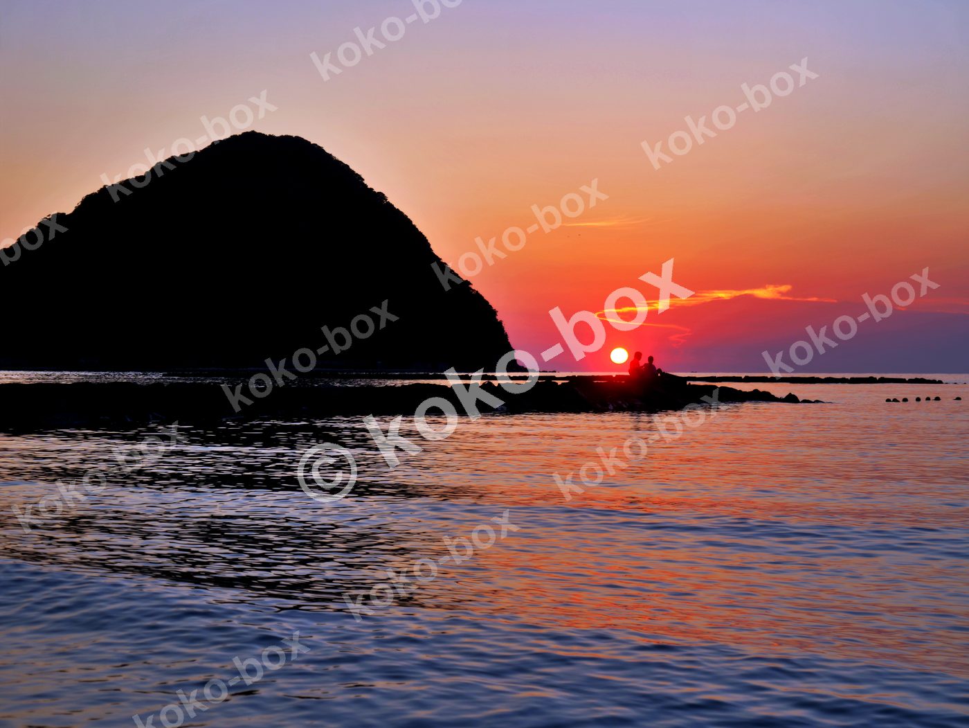 夕陽の海と島、カップルのシルエット 横位置
