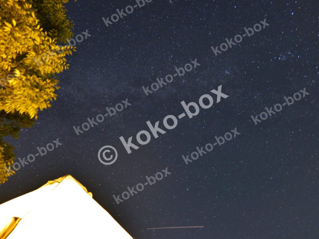 テント越しに見上げる満天の星空と天の川 横位置写真