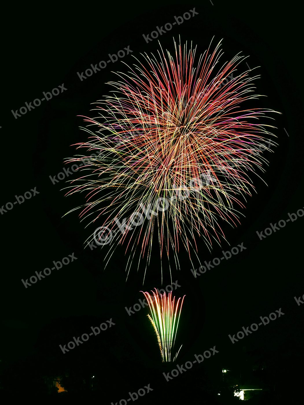 夜空に咲く色鮮やかな大輪の打ち上げ花火 縦位置写真