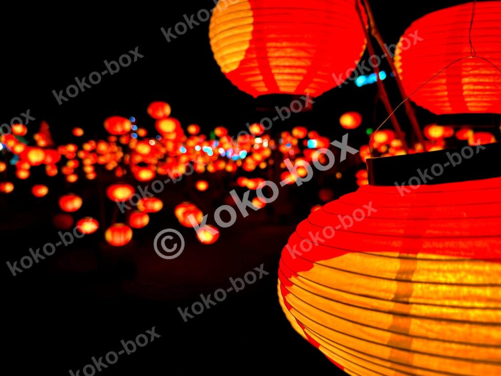 夜景に浮かぶ幻想的な提灯の光 横位置写真