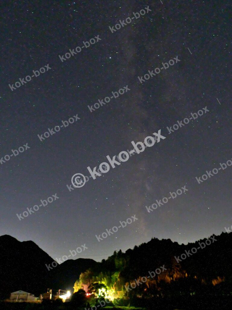 山間部の夜空と天の川 縦位置