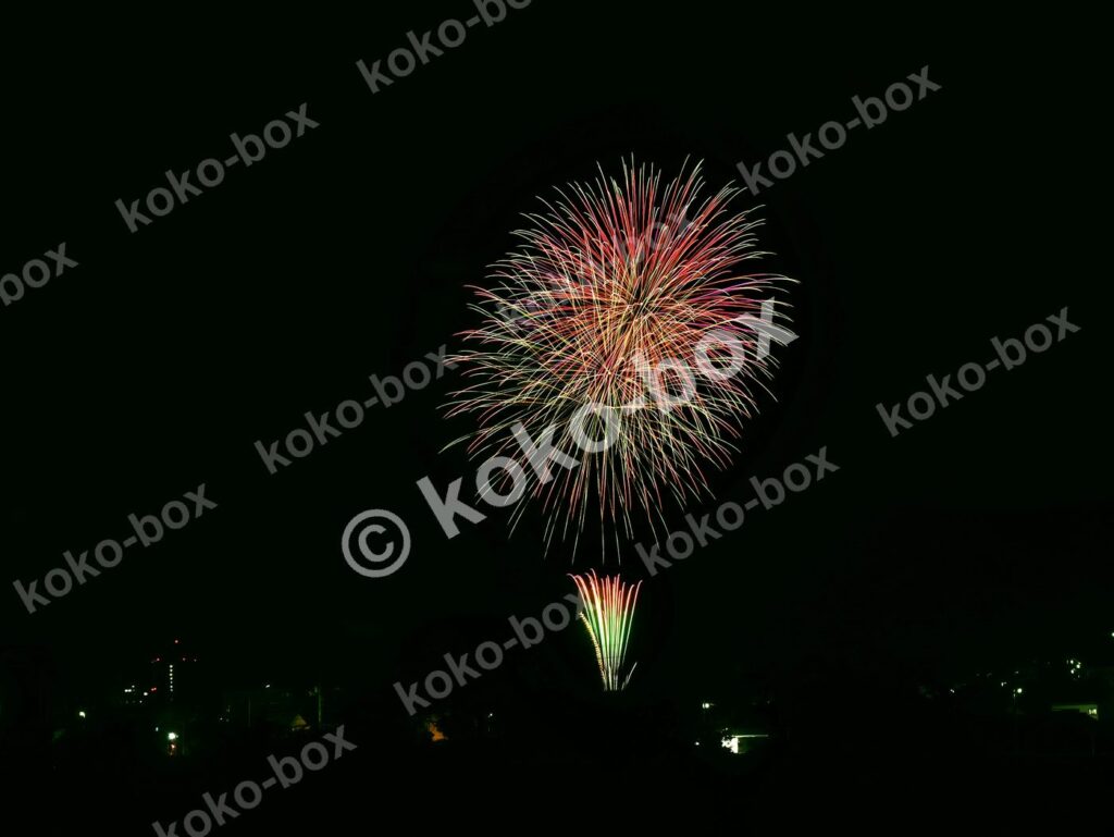 夜空を彩る華麗な花火 横位置写真素材