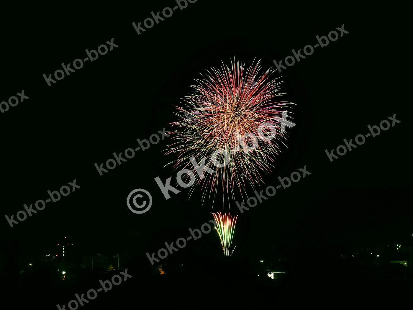 夜空を彩る華麗な花火 横位置写真素材