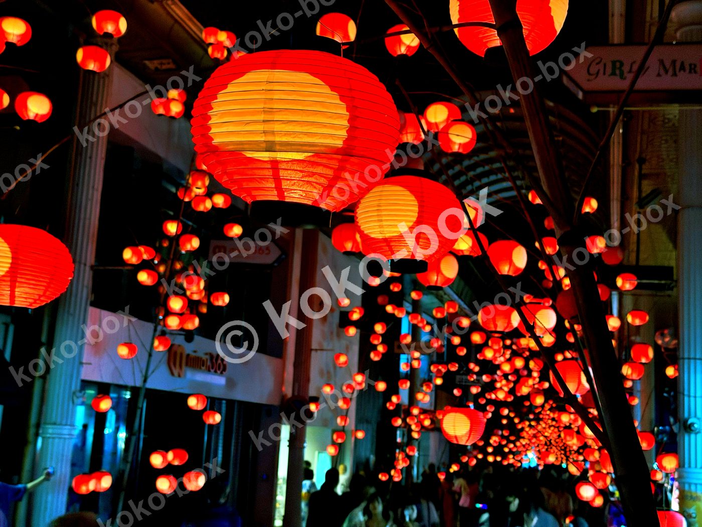 無数の赤い提灯が幻想的に光る長崎新地中華街の夜景の横位置写真